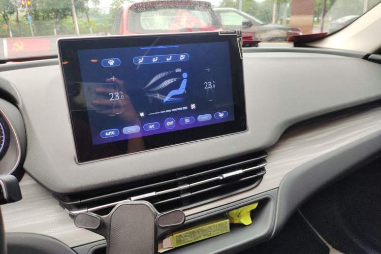 Used Hongqi E-QM5 2024 560km PLUS Audio And AC Panel