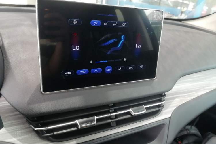 Used Hongqi E-QM5 2024 500km Range Edition Audio And AC Panel