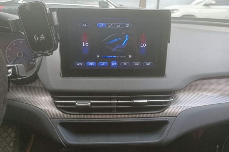 Used Hongqi E-QM5 2024 450km Range Commuter Version Audio And AC Panel