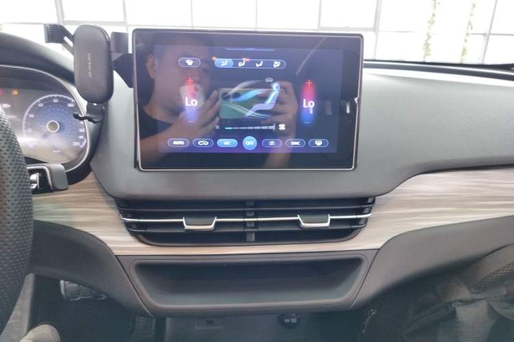 Used Hongqi E-QM5 2024 610 km PLUS Audio And AC Panel