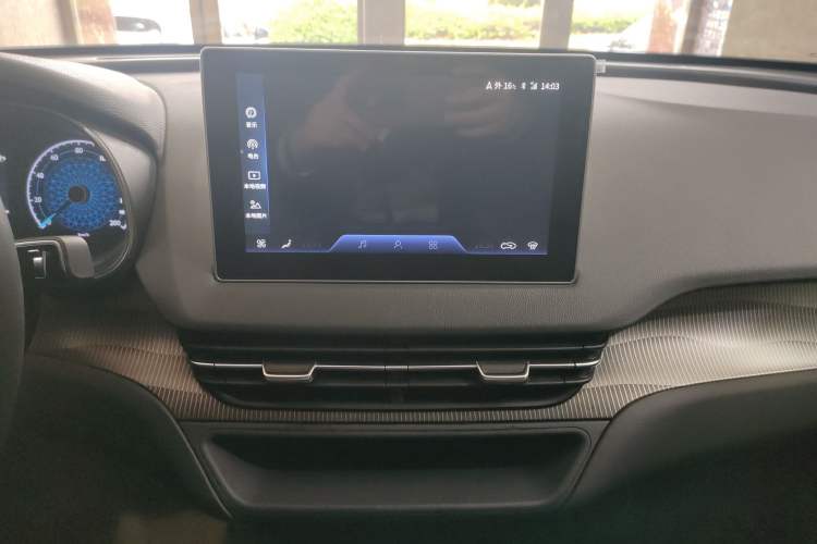 Used Hongqi E-QM5 2024 450km Range Commuter Version Audio And AC Panel