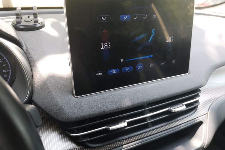 Used Hongqi E-QM5 2024 450km Range Commuter Version Audio And AC Panel