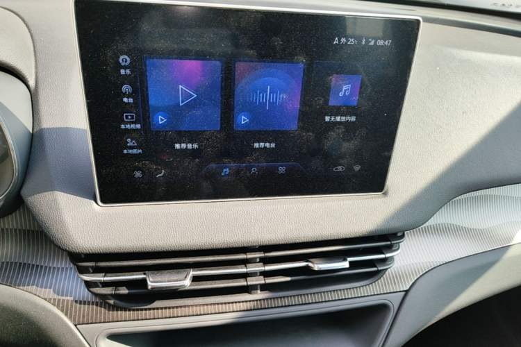 Used Hongqi E-QM5 2024 450km Range Commuter Version Audio And AC Panel