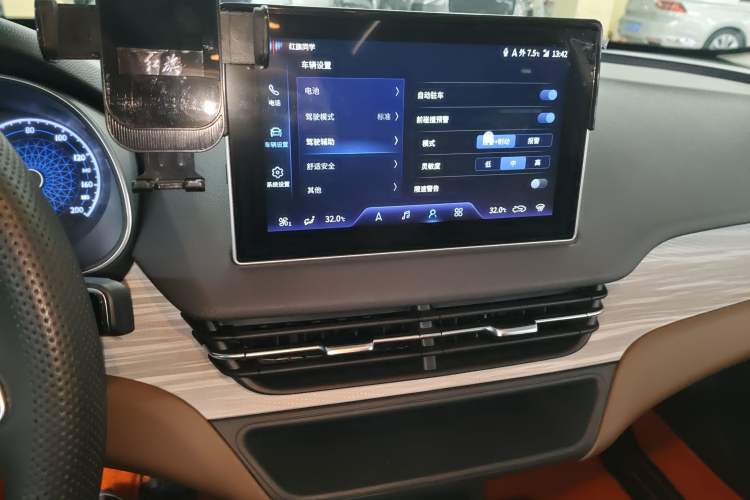 Used Hongqi E-QM5 2024 610 km PLUS Audio And AC Panel