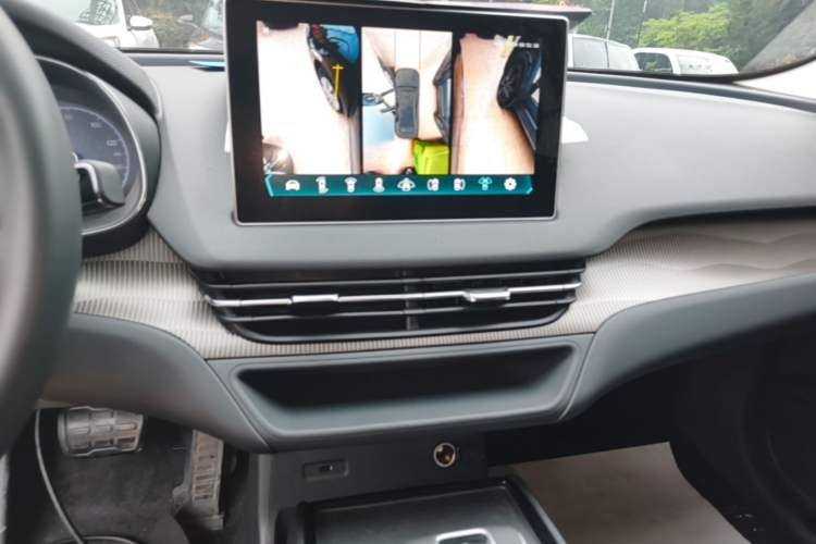 Used Hongqi E-QM5 2024 450km Range Commuter Version Audio And AC Panel