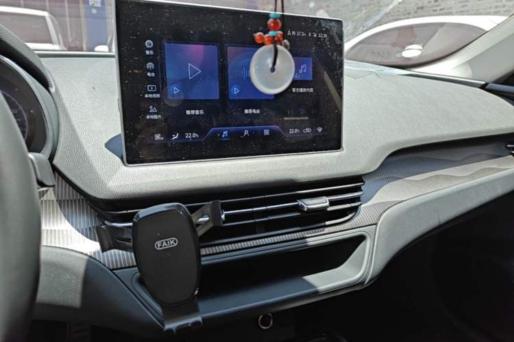 Used Hongqi E-QM5 2024 450km Range Commuter Version Audio And AC Panel