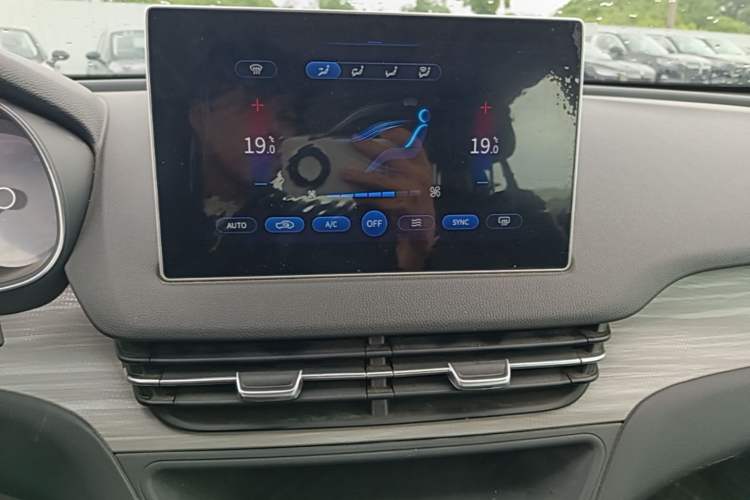 Used Hongqi E-QM5 2024 500km Range Edition Audio And AC Panel