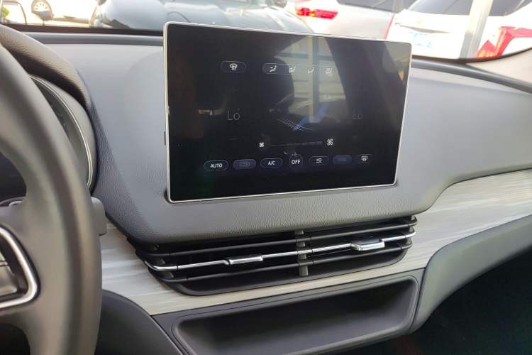 Used Hongqi E-QM5 2024 500km Range Edition Audio And AC Panel