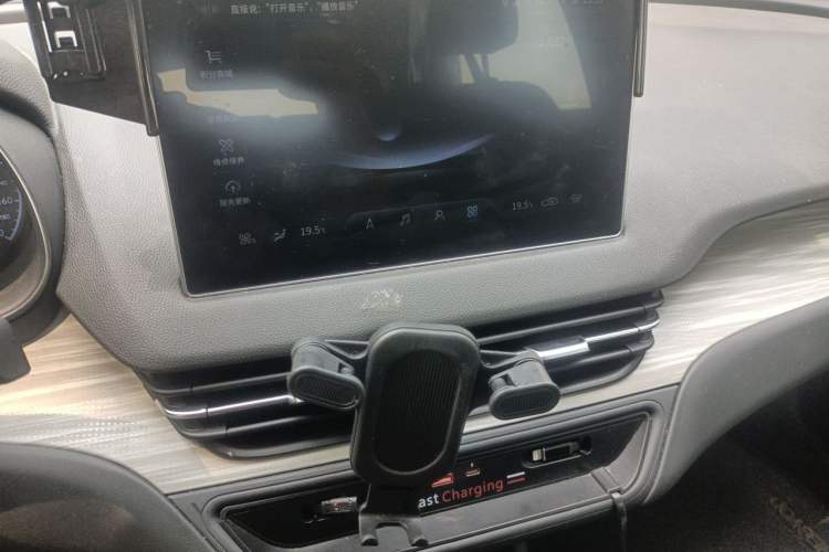 Used Hongqi E-QM5 2024 500km Range Edition Audio And AC Panel
