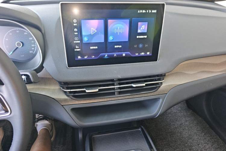 Used Hongqi E-QM5 2024 450km Range Commuter Version Audio And AC Panel