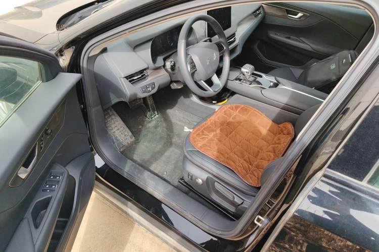 Used Hongqi E-QM5 2024 450km Range Commuter Version Driver Seat