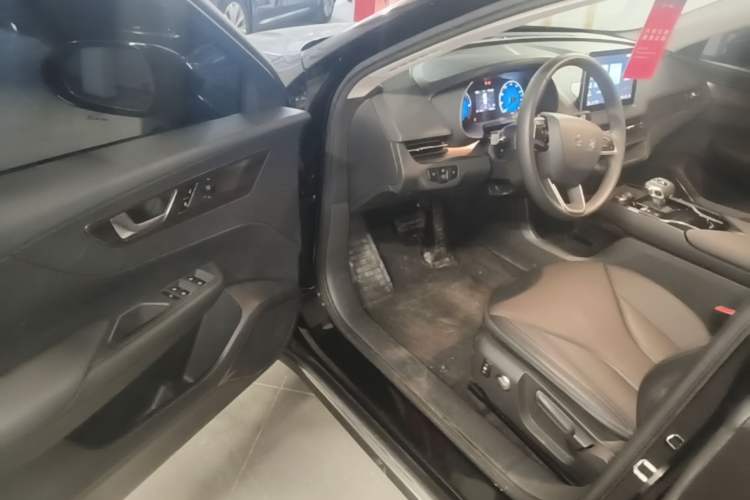 Used Hongqi E-QM5 2024 450km Range Commuter Version Driver Seat
