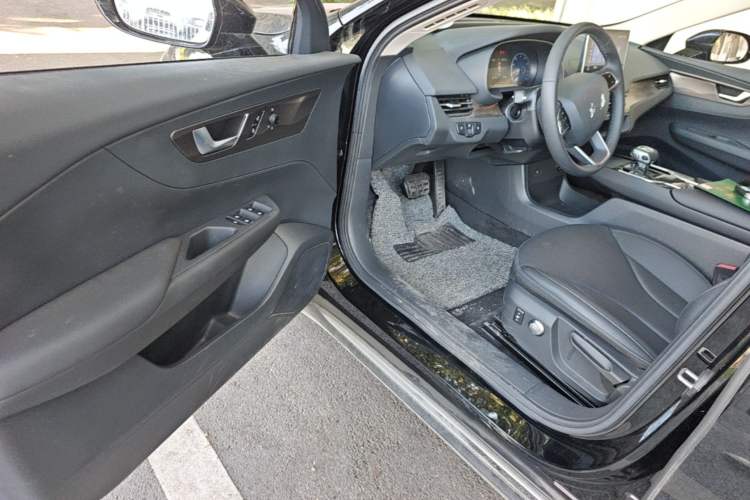 Used Hongqi E-QM5 2024 450km Range Commuter Version Driver Seat