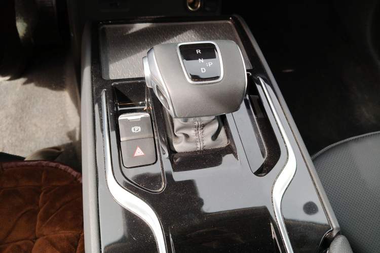 Used Hongqi E-QM5 2024 450km Range Commuter Version Gear Lever