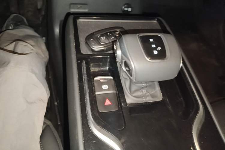 Used Hongqi E-QM5 2024 450km Range Commuter Version Gear Lever