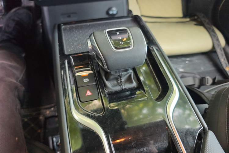 Used Hongqi E-QM5 2024 450km Range Commuter Version Gear Lever