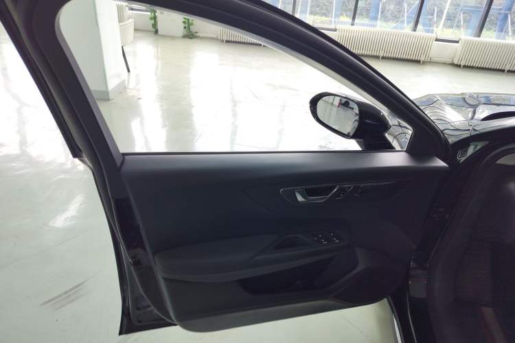 Used Hongqi E-QM5 2024 610 km PLUS Interior 7
