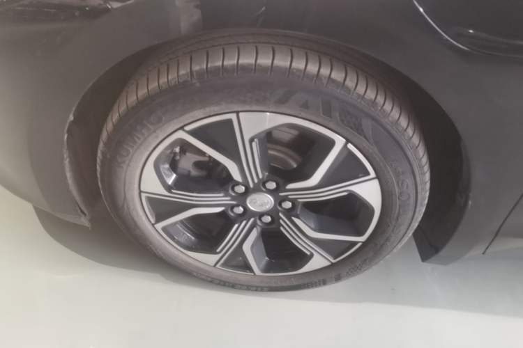 Used Hongqi E-QM5 2024 450km Range Commuter Version Left Front Wheel Hub
