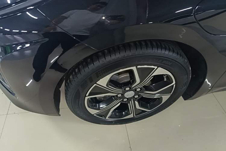 Used Hongqi E-QM5 2024 450km Range Commuter Version Left Front Wheel Hub