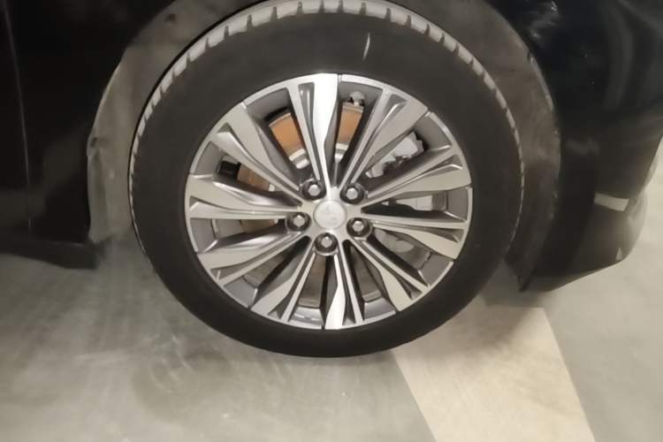 Used Hongqi E-QM5 2024 450km Range Commuter Version Right Front Wheel Hub