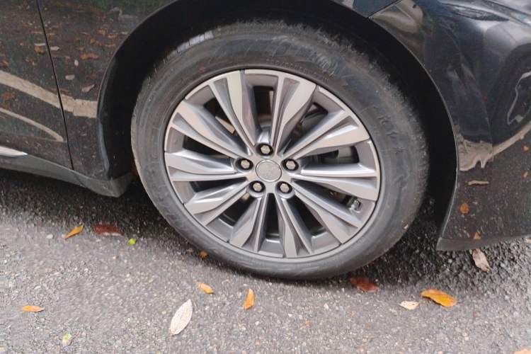 Used Hongqi E-QM5 2024 450km Range Commuter Version Right Front Wheel Hub