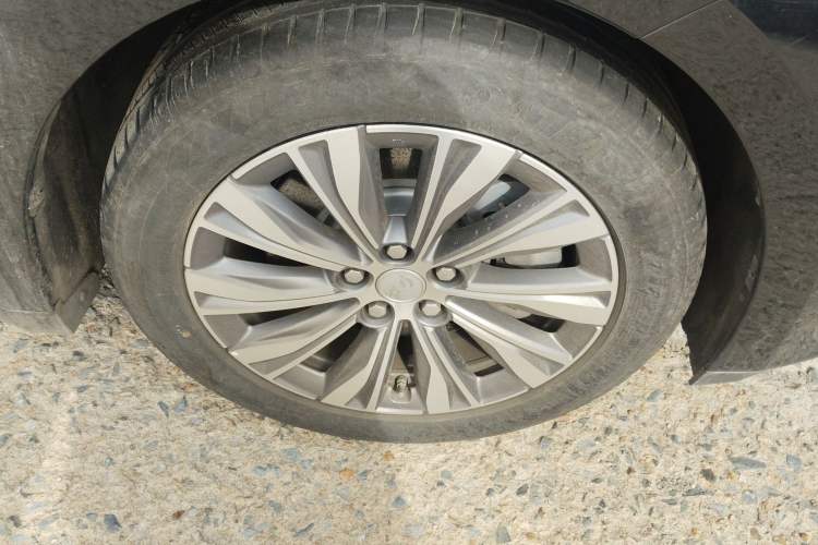 Used Hongqi E-QM5 2024 450km Range Commuter Version Right Front Wheel Hub