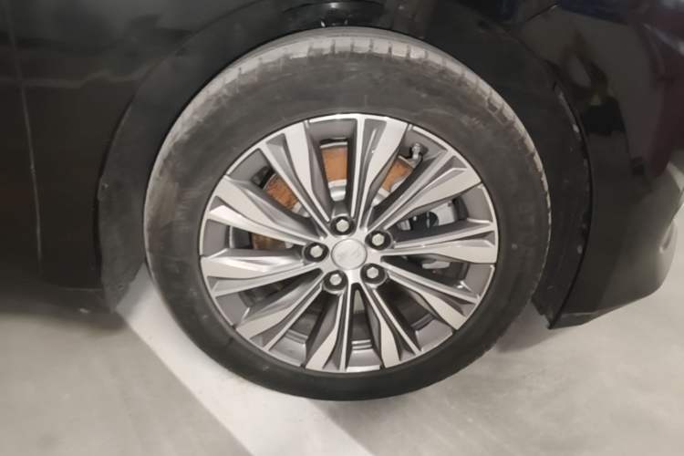 Used Hongqi E-QM5 2024 450km Range Commuter Version Right Front Wheel Hub