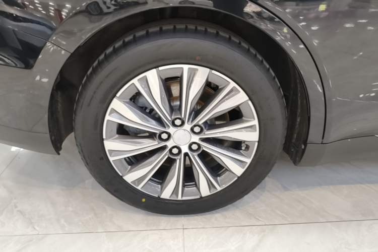 Used Hongqi E-QM5 2024 610 km PLUS Right Rear Wheel Hub