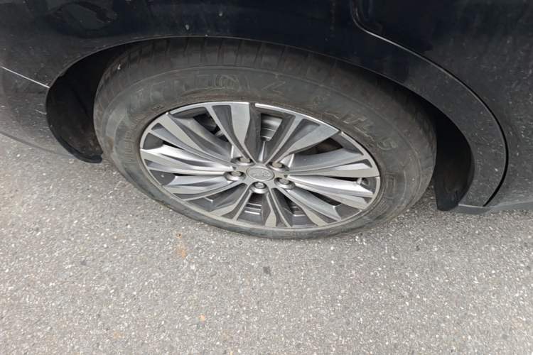 Used Hongqi E-QM5 2024 450km Range Commuter Version Right Rear Wheel Hub