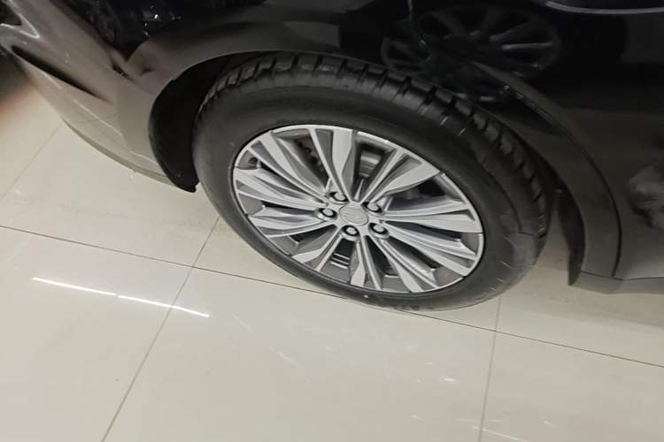 Used Hongqi E-QM5 2024 450km Range Commuter Version Right Rear Wheel Hub