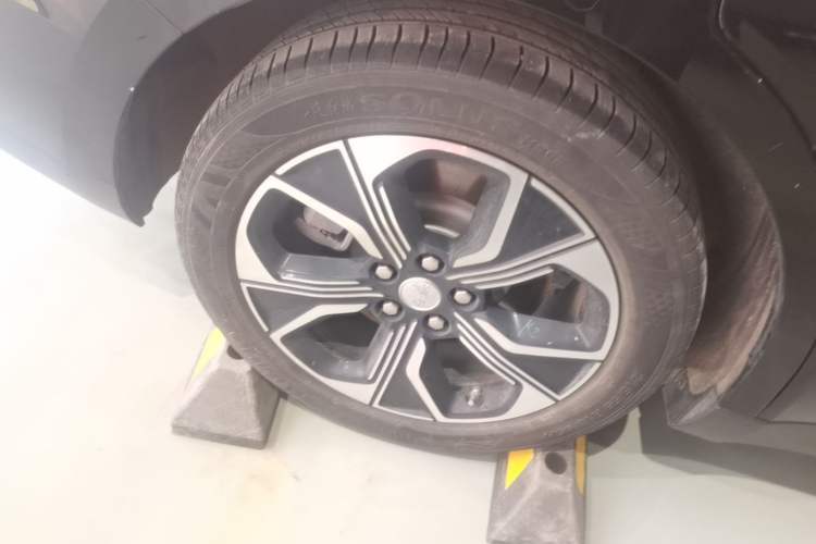 Used Hongqi E-QM5 2024 450km Range Commuter Version Right Rear Wheel Hub