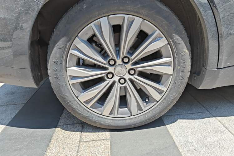 Used Hongqi E-QM5 2024 450km Range Commuter Version Right Rear Wheel Hub