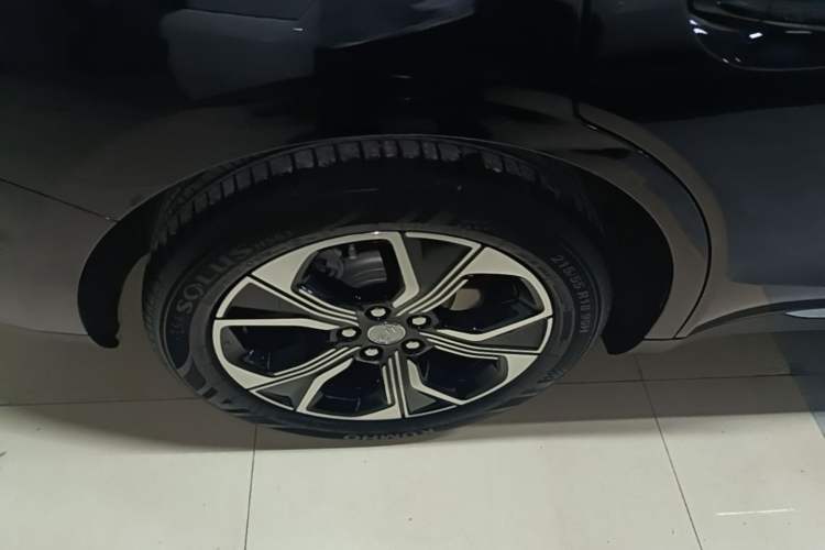 Used Hongqi E-QM5 2024 450km Range Commuter Version Right Rear Wheel Hub