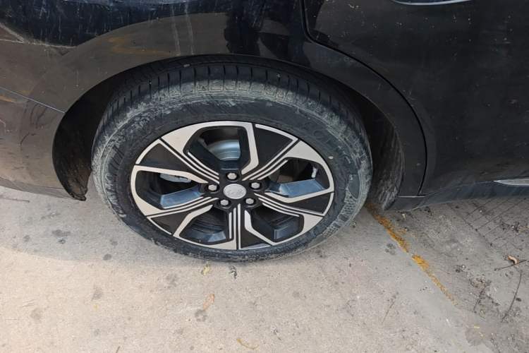 Used Hongqi E-QM5 2024 450km Range Commuter Version Right Rear Wheel Hub