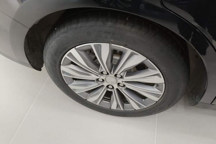 Used Hongqi E-QM5 2024 450km Range Commuter Version Right Rear Wheel Hub
