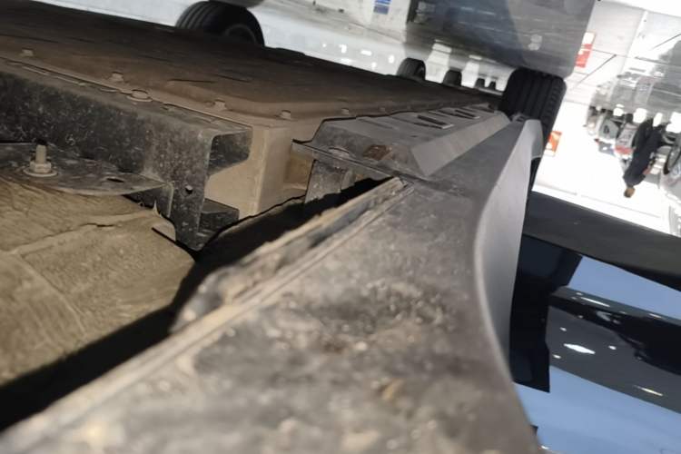 Used Hongqi E-QM5 2024 610 km PLUS Right Side Sill