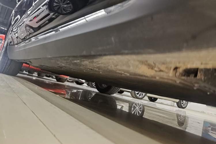 Used Hongqi E-QM5 2024 450km Range Commuter Version Right Side Sill