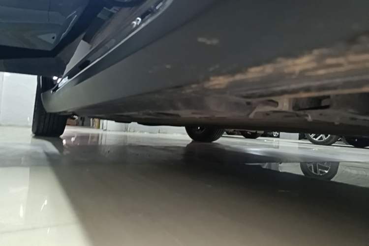 Used Hongqi E-QM5 2024 450km Range Commuter Version Right Side Sill