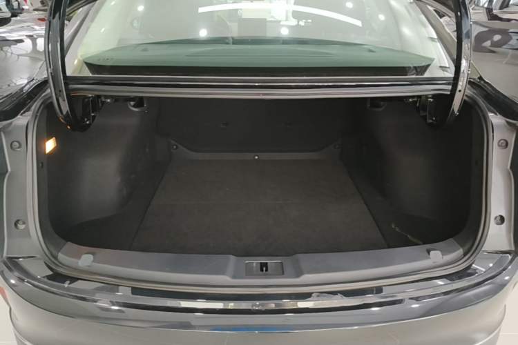 Used Hongqi E-QM5 2024 450km Range Commuter Version Trunk