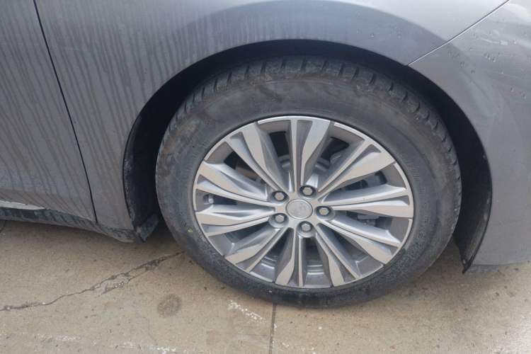 Used Hongqi E-QM5 2024 610 km PLUS Right Front Wheel Hub