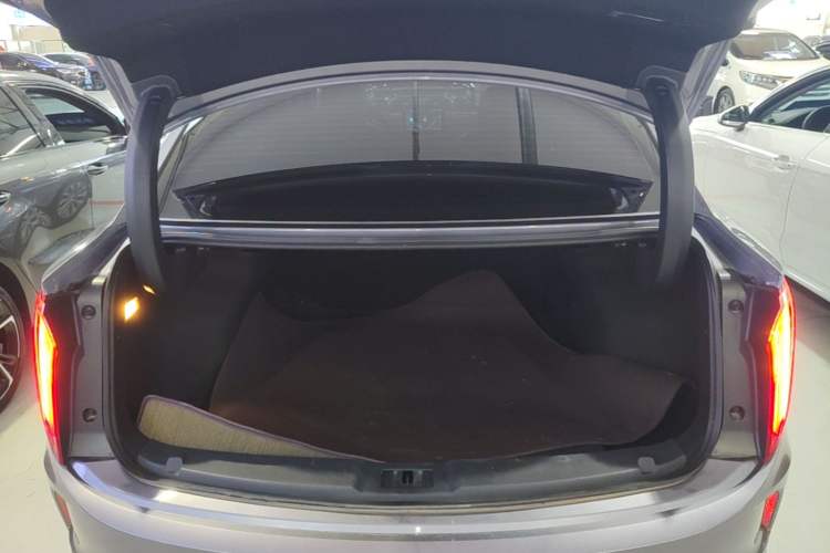 Used Hongqi E-QM5 2024 610 km PLUS Trunk
