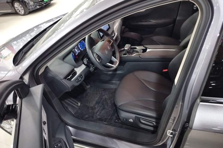 Used Hongqi E-QM5 2024 610 km PLUS Interior 3