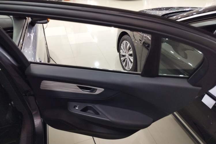 Used Hongqi E-QM5 2024 610 km PLUS Interior 6