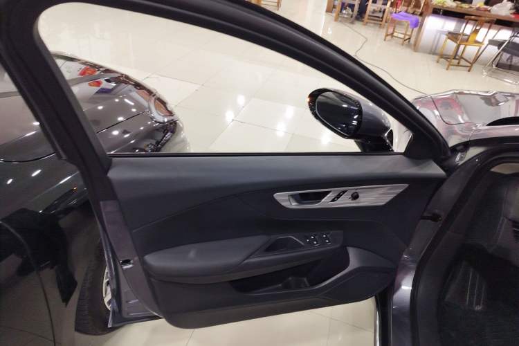 Used Hongqi E-QM5 2024 610 km PLUS Interior 7