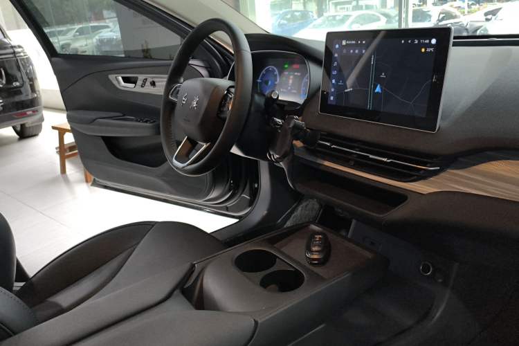 Used Hongqi E-QM5 2025 500km Range Commuter Version Audio And AC Panel