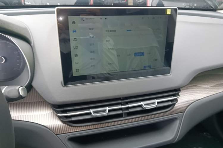 Used Hongqi E-QM5 2025 610 km PLUS Audio And AC Panel