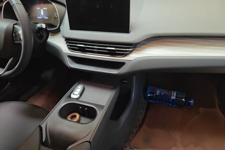 Used Hongqi E-QM5 2025 500km Range Commuter Version Audio And AC Panel