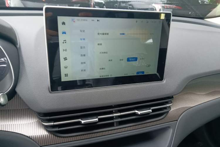 Used Hongqi E-QM5 2025 610 km PLUS Audio And AC Panel