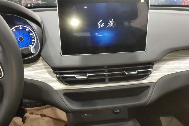 Used Hongqi E-QM5 2025 500km Range Commuter Version Audio And AC Panel