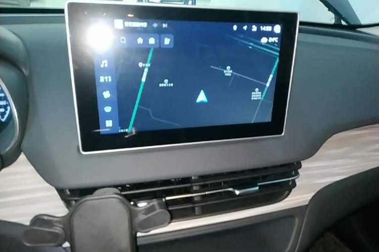Used Hongqi E-QM5 2025 500km Range Commuter Version Audio And AC Panel